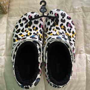 CROCS FUZZY LINED CLOGS